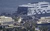 Η σκοτεινή πλευρά των ηλιόλουστων νησιών: Τι σημαίνουν η Μύκονος και η Σαντορίνη για την Πάρο